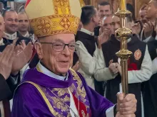 Cardeal Raymundo Damasceno é recebido com alegria pelos membros dos Arautos em missa que instituiu  69 seminaristas da Associação nos ministérios do leitorato e acolitato, em 20 de dezembro