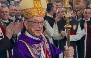 Cardeal Raymundo Damasceno é recebido com alegria pelos membros dos Arautos em missa que instituiu  69 seminaristas da Associação nos ministérios do leitorato e acolitato, em 20 de dezembro