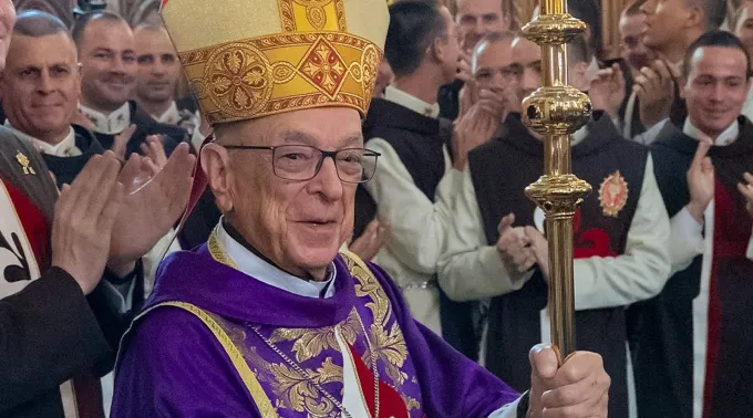 Cardeal Raymundo Damasceno é recebido com alegria pelos membros dos Arautos