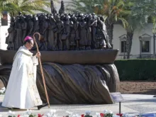 O bispo de San Diego, EUA. Michael Pham, inaugurou Anjos Desavisados, escultura no campus da Universidade de San Diego (USD), na última quinta-feira (18).