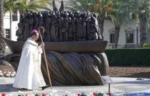 O bispo de San Diego, EUA. Michael Pham, inaugurou Anjos Desavisados, escultura no campus da Universidade de San Diego (USD), na última quinta-feira (18).