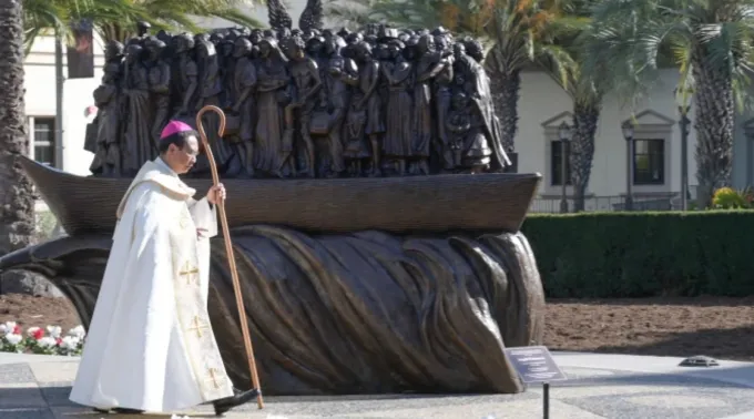 O bispo de San Diego, EUA. Michael Pham, inaugurou Anjos Desavisados, escultura no campus da Universidade de San Diego (USD), em 18 de dezembro de 2025 ?? 
