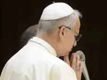 Papa Leão XIV reza em audiência geral de quarta-feira, em 13 de agosto de 2025, na Aula Paulo VI, no Vaticano.