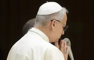 Papa Leão XIV reza em audiência geral de quarta-feira, em 13 de agosto de 2025, na Aula Paulo VI, no Vaticano.