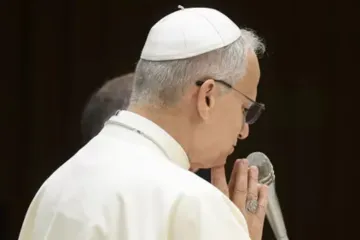 Papa Leão XIV reza em audiência geral de quarta-feira, em 13 de agosto de 2025, na Aula Paulo VI, no Vaticano