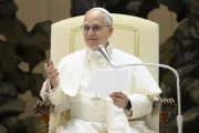 O papa Leão XIV discursa ontem (22) para funcionários do Vaticano, na Aula Paulo VI, no Vaticano.