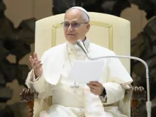 O papa Leão XIV discursa ontem (22) para funcionários do Vaticano, na Aula Paulo VI, no Vaticano.