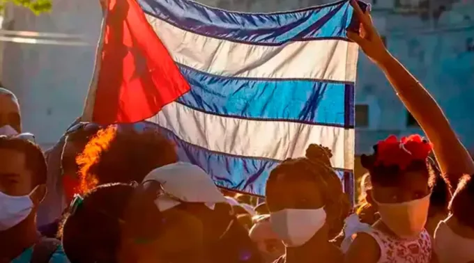 Pessoas com bandeira de Cuba ?? 