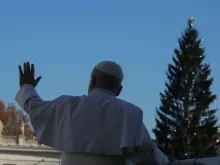 Papa Leão XIV saúda multidão na praça de São Pedro, no Vaticano.