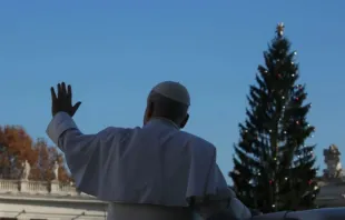 Papa Leão XIV saúda multidão na praça de São Pedro, no Vaticano.
