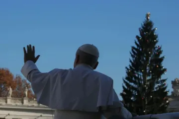 Papa Leão XIV saúda multidão na praça de São Pedro, no Vaticano