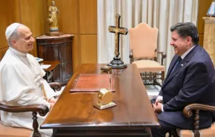 Papa Leão XIV se encontra com o governador de Illinois, J.B. Pritzker, em novembro de 2025.