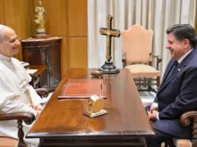 Papa Leão XIV se encontra com o governador de Illinois, J.B. Pritzker, em novembro de 2025.