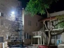 Árvore de Natal incendiada em paróquia em Jenin, Cisjordânia, na última segunda-feira (22).