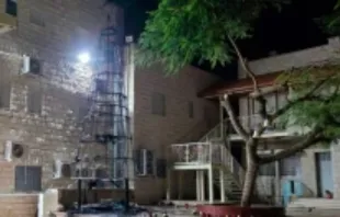 Árvore de Natal incendiada em paróquia em Jenin, Cisjordânia, na última segunda-feira (22).