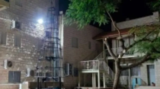 Árvore de Natal incendiada em paróquia em Jenin, Cisjordânia, em 22 de dezembro de 2025 ?? 