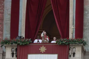 Leão XIV na varanda central do Palácio Apostólico, no Vaticano, em 25 de dezembro de 2025