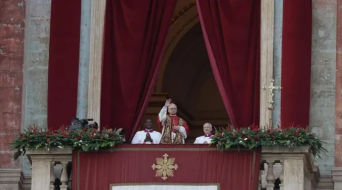 Leão XIV na varanda central do Palácio Apostólico, no Vaticano, em 25 de dezembro de 2025 ?? 