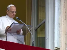 Papa Leão XIV  na varanda do Palácio Apostólico, no Vaticano.