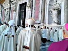 Porta santa da basílica de São Paulo Fora dos Muros, em Roma, Itália, é fechada ontem (28).