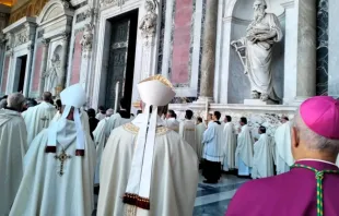 Porta santa da basílica de São Paulo Fora dos Muros, em Roma, Itália, é fechada ontem (28).