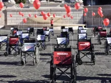 Cadeiras de rodas vazias usadas num evento contra o suicídio assistido em 4 de novembro de 2025, em Roma, Itália.