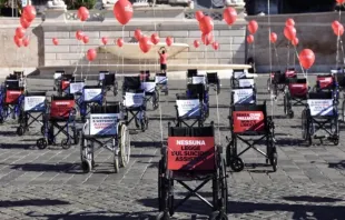 Cadeiras de rodas vazias usadas num evento contra o suicídio assistido em 4 de novembro de 2025, em Roma, Itália.