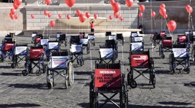 Cadeiras de rodas vazias usadas num evento contra o suicídio assistido em 4 de novembro de 2025, em Roma, Itália ?? 