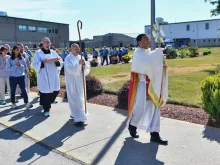O bispo de Columbus, Ohio, EUA, Earl Fernandes, carrega o Santíssimo Sacramento em procissão na Instituição Correcional de Pickaway, em 28 de junho de 2024, numa das paradas da Rota Seton da Peregrinação Eucarística Nacional.