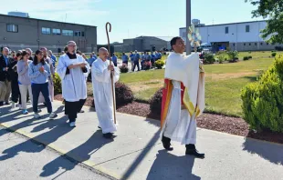 O bispo de Columbus, Ohio, EUA, Earl Fernandes, carrega o Santíssimo Sacramento em procissão na Instituição Correcional de Pickaway, em 28 de junho de 2024, numa das paradas da Rota Seton da Peregrinação Eucarística Nacional.