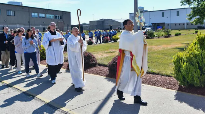 O bispo de Columbus, Ohio, EUA, Earl Fernandes, carrega o Santíssimo Sacramento em procissão na Instituição Correcional de Pickaway, em 28 de junho de 2024, numa das paradas da Rota Seton da Peregrinação Eucarística Nacional ?? 
