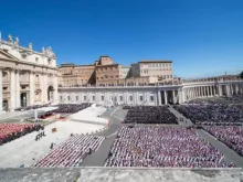 Vista aérea da praça de São Pedro, repleta de milhares de pessoas em luto, clérigos e dignitários reunidos para a missa fúnebre do papa Francisco sob um céu azul claro, na Cidade do Vaticano, em 26 de abril de 2025.