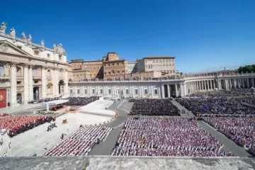 Vista aérea da praça de São Pedro, repleta de milhares de pessoas em luto, clérigos e dignitários reunidos para a missa fúnebre do papa Francisco sob um céu azul claro, na Cidade do Vaticano, em 26 de abril de 2025