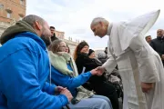 Papa Leão XIV saúda fiéis reunidos hoje (31) para audiência geral na praça de São Pedro, no Vaticano.