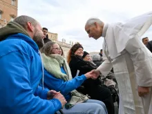 Papa Leão XIV saúda fiéis reunidos hoje (31) para audiência geral na praça de São Pedro, no Vaticano.