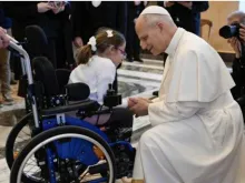 Papa Leão XIV cumprimenta menina em cadeira de rodas em audiência com membros da Ação Católica Italiana no Vaticano, em 19 de dezembro de 2025.
