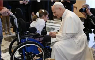Papa Leão XIV cumprimenta menina em cadeira de rodas em audiência com membros da Ação Católica Italiana no Vaticano, em 19 de dezembro de 2025.