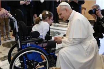Papa Leão XIV cumprimenta menina em cadeira de rodas em audiência com membros da Ação Católica Italiana no Vaticano, em 19 de dezembro de 2025