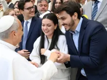 Papa Leão XIV com jovens em audiência geral.