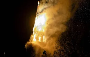Incêndio destrói ontem (1) a torre da igreja Vondelkerk em Amsterdã, Holanda, no dia de Ano Novo.