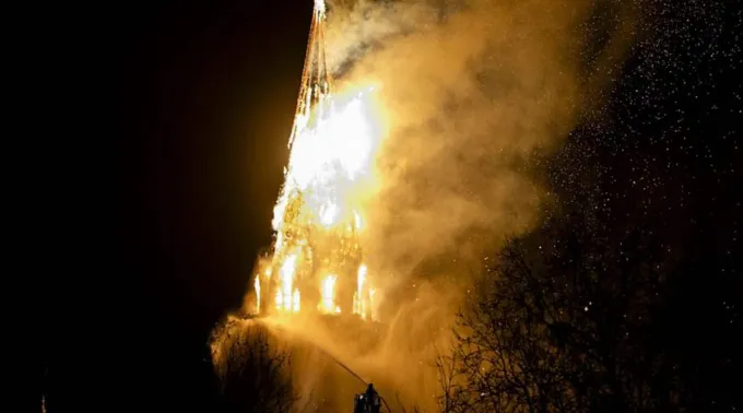 Incêndio destrói a torre da igreja Vondelkerk em Amsterdã, Holanda, no dia de Ano Novo, em 1º de janeiro de 2026 ?? 