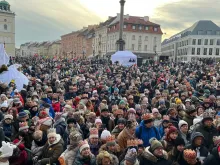 Milhares de participantes com coroas de papel se reúnem na praça do Castelo, em Varsóvia, Polônia, na procissão dos Três Reis Magos, em 6 de janeiro de 2025.
