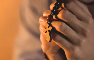 Pessoa rezando. Imagem referencial.