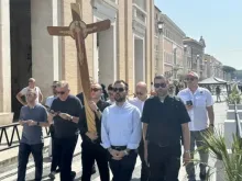 Seminaristas se aproximam da porta santa na basílica de São Pedro, no Vaticano, em 24 de junho de 2025.