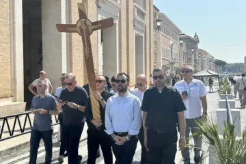 Seminaristas se aproximam da porta santa na basílica de São Pedro, no Vaticano, em 24 de junho de 2025
