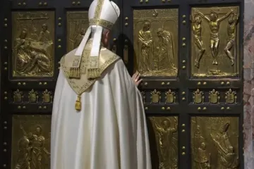 Papa Leão XIV fecha a porta santa da basílica de São Pedro, no Vaticano, em 6 de janeiro de 2026, encerrando o Jubileu da Esperança 2025