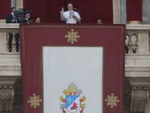 Papa Leão XIV hoje (6) na varanda central do Palácio Apostólico, no Vaticano, onde fez sua primeira aparição em 8 de maio do ano passado, quando foi eleito papa.