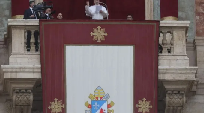 Leão XIV na varanda central do Palácio Apostólico, no Vaticano, em 6 de janeiro de 2026 ?? 