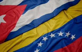 Bandeiras de Cuba e da Venezuela.