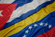 Bandeiras de Cuba e da Venezuela.